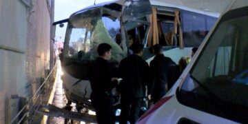 Çevik kuvvet otobüsü üst geçide çarptı