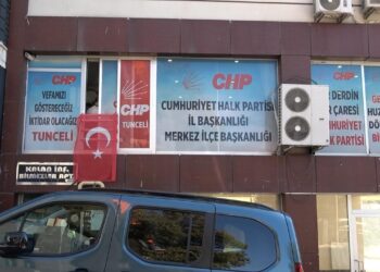 CHP’li İl Başkanı kendini binaya kilitleyip eylem yaptı: ‘Çözüm bulunmazsa çıkmayacağız’