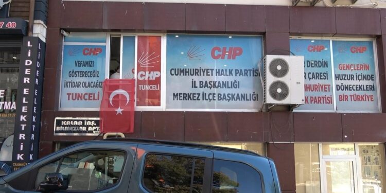 CHP’li İl Başkanı kendini binaya kilitleyip eylem yaptı: ‘Çözüm bulunmazsa çıkmayacağız’