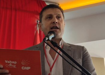 CHP’nin il kongresinde büyük kriz: Belediye başkanı ‘Kovun beni partiden’ diyerek gitti!