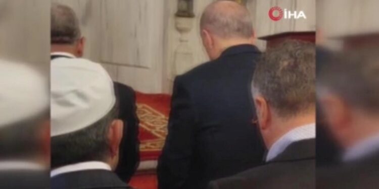 Cumhurbaşkanı Erdoğan cuma namazını Güneysu Merkez Camii’nde kıldı