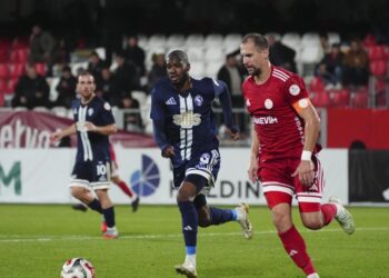 Derbide 1 kırmızı kart 4 gol! Servet Çetin ilk maçını kazandı