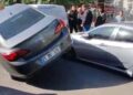 Diyarbakır’da ilginç kaza: Park halindeki 2 arabaya çarpıp asılı kaldı