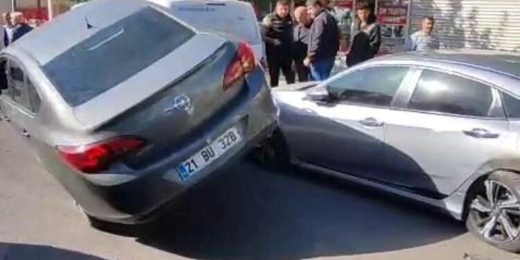 Diyarbakır’da ilginç kaza: Park halindeki 2 arabaya çarpıp asılı kaldı