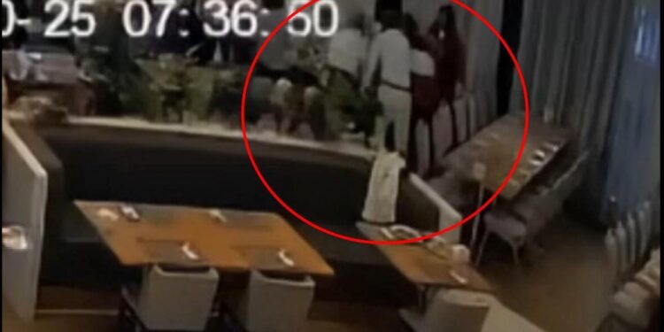 Doktor, nefes borusuna zeytin kaçan kadını Heimlich manevrasıyla kurtardı