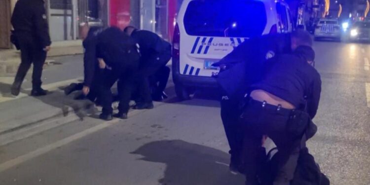 Dükkan basıp polise direnen şahıslar gazetecilere saldırdı