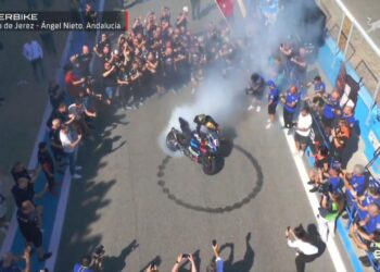 Dünya şampiyonu olan Toprak zaferini lastik yakarak kutladı