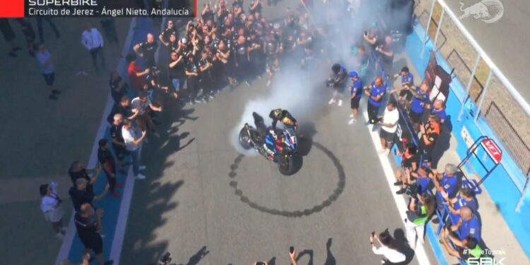 Dünya şampiyonu olan Toprak zaferini lastik yakarak kutladı