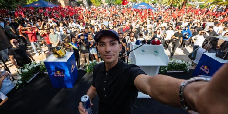 Dünya şampiyonu Toprak Razgatlıoğlu, Alanya’da coşkuyla karşılandı