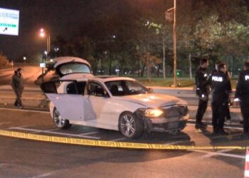 ‘Dur’ ihtarına uymadı 5 polis aracına çarptı