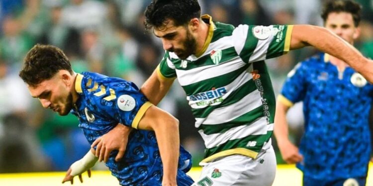 Efsane takımdan yeni hocasına 3-0’lık hediye