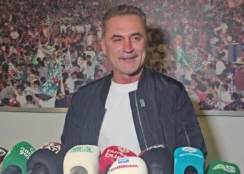 Efsane takımın yeni hocası ilk maçında 3 attı! ‘Ağlamamak için kendimi zor tuttum’