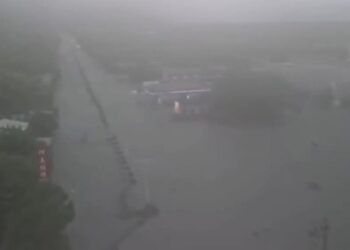 Ekvador’da korkutan patlama! AVM’nin önünde hareketli saatler!