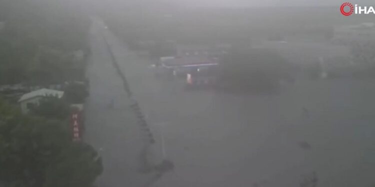 Ekvador’da korkutan patlama! AVM’nin önünde hareketli saatler!