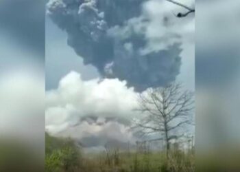 Endonezya’da kırmızı alarm! Lewotobi Laki-laki Yanardağı patladı!