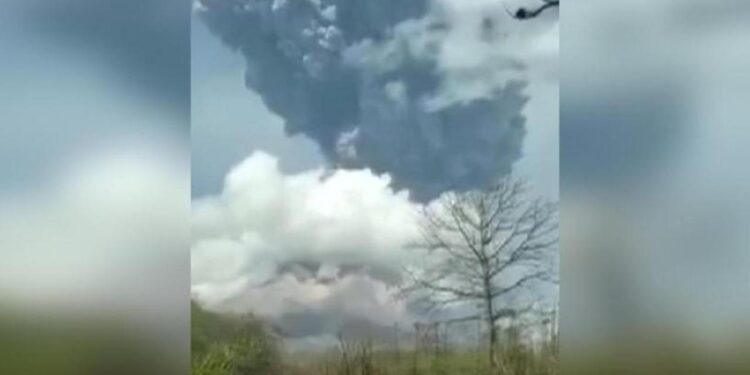 Endonezya’da kırmızı alarm! Lewotobi Laki-laki Yanardağı patladı!