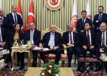 Erdoğan’la fotoğrafı gündem olmuştu! Davutoğlu’ndan açıklama: Asla boyun eğmeyeceğiz