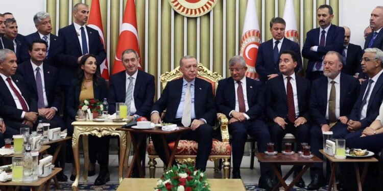 Erdoğan’la fotoğrafı gündem olmuştu! Davutoğlu’ndan açıklama: Asla boyun eğmeyeceğiz