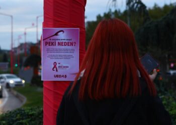 Erken teşhis farkındalığı: Sokak lambaları pembe yandı