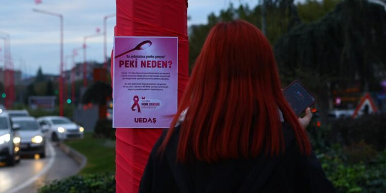 Erken teşhis farkındalığı: Sokak lambaları pembe yandı