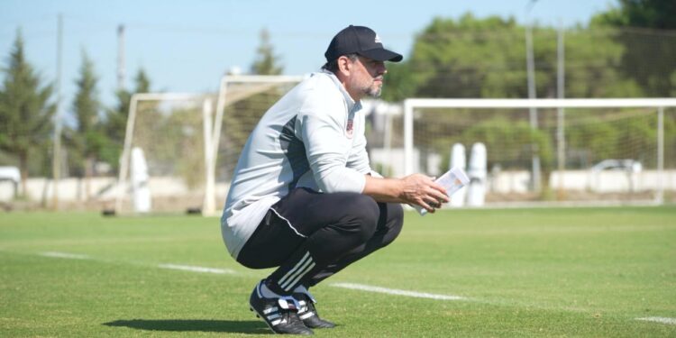 Erol Bulut yeni takımında ilk antrenmanına çıktı