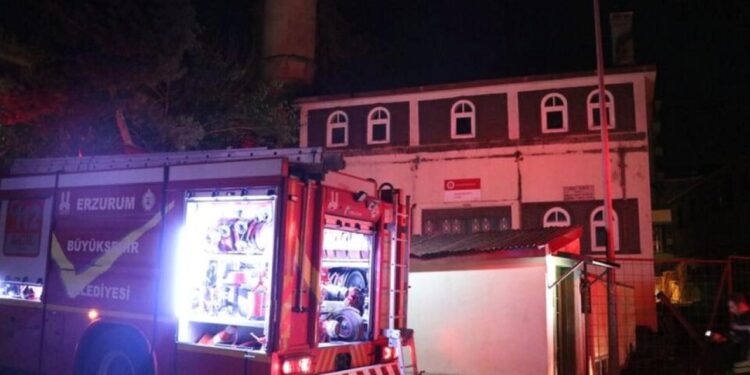 Erzurum’da tarihi caminin çatısında yangın çıktı
