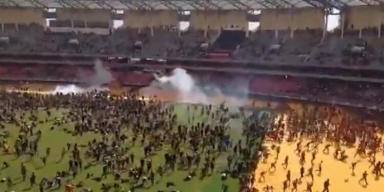 Eski Başbakanın cenazesinde katliam! Stadyumu kana buladılar