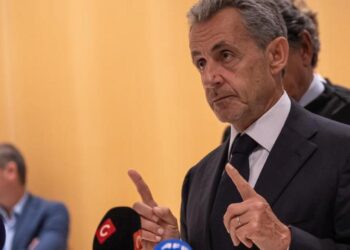 Eski Fransız Cumhurbaşkanı Sarkozy cezaevine girecek