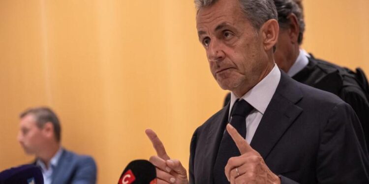 Eski Fransız Cumhurbaşkanı Sarkozy cezaevine girecek