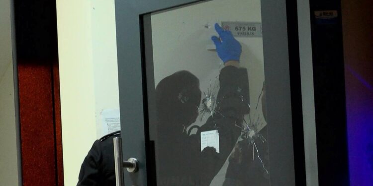 Evine giderken silahlı saldırıya uğradı