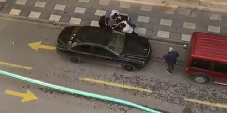 Evler teslim edilmedi, ortalık kan gölüne döndü: 2 ölü, 2 ağır yaralı