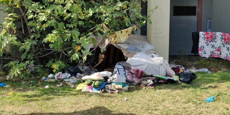 Eyüpsultan’da tramvay durağının yanında kalan bir kişi ölü bulundu