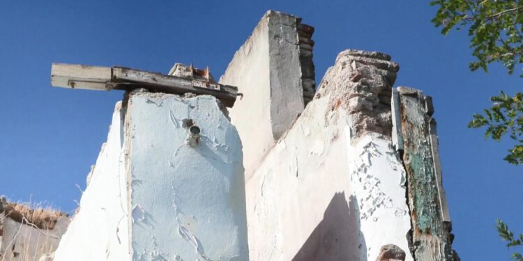 Fatih’te İBB’nin sorumluluk alanındaki surların üzerinde bulunan kaçak yapı korkutuyor