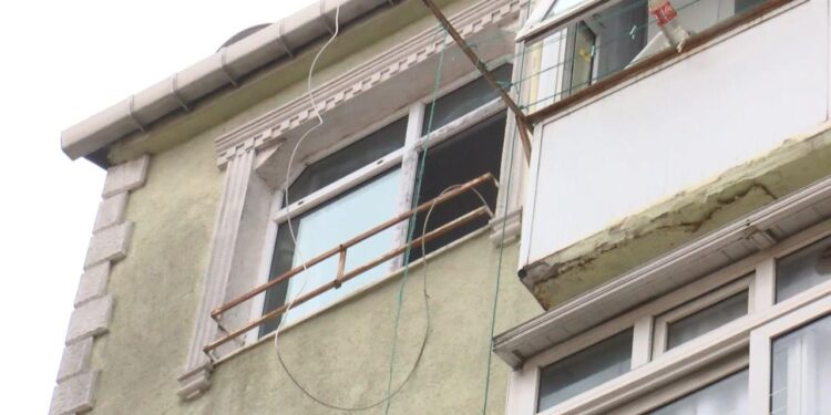 Fatih’te korkunç ölüm: 5. kattan yere çakıldı!