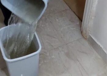 Fatih’te sağanak yağış sonrası zemin kattaki daireleri su bastı