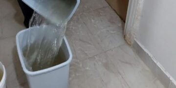 Fatih’te sağanak yağış sonrası zemin kattaki daireleri su bastı