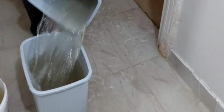 Fatih’te sağanak yağış sonrası zemin kattaki daireleri su bastı