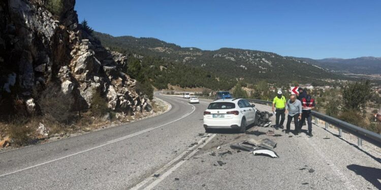 Feci kaza! Otomobilin altına giren motosikletli hayatını kaybetti