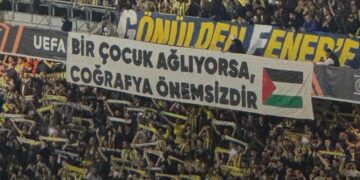 Fenerbahçe taraftarından Filistin için anlamlı pankart