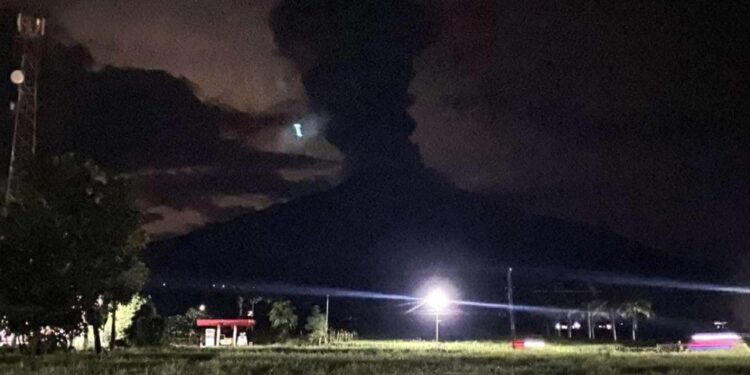 Filipinler’de yanardağ patladı! İkinci seviye alarm verildi