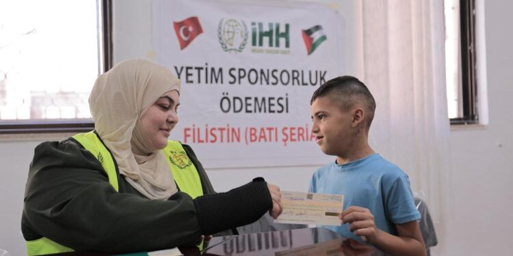 Filistinli 26 bin 531 yetim çocuğa her ay destek veriliyor!