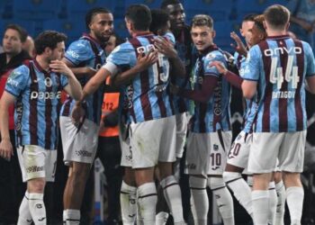 Fırtına seriye bağladı! Evinde yıldızlarıyla güldü