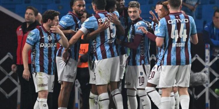 Fırtına seriye bağladı! Evinde yıldızlarıyla güldü