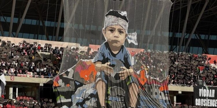 Galatasaray’da sahne taraftarın! Devler Ligi’ne damga vuracak Filistin kararı