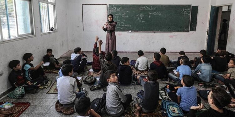 Gazze’de 2 yıl aradan sonra ders zili çaldı