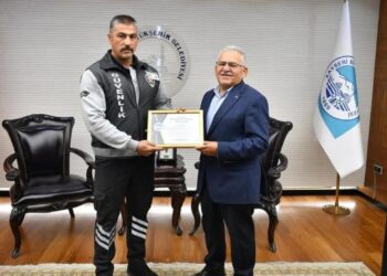 Genç kızı kurtaran güvenlik görevlisine ödül