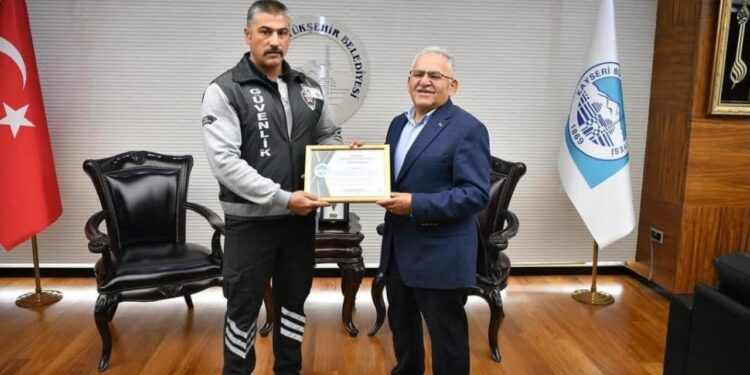 Genç kızı kurtaran güvenlik görevlisine ödül