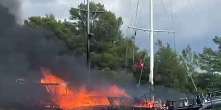 Göcek’te tekne alevlere teslim oldu