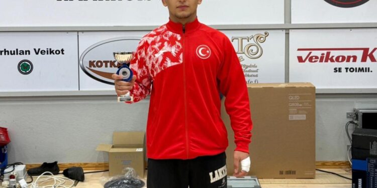 Güreşte çifte madalya sevinci