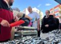 Hamsi 25 liraya düştü, vatandaş sıraya girdi